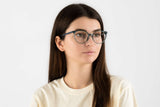Femme portant des lunettes Felicity Blue, ovales en acétate bleu turquoise