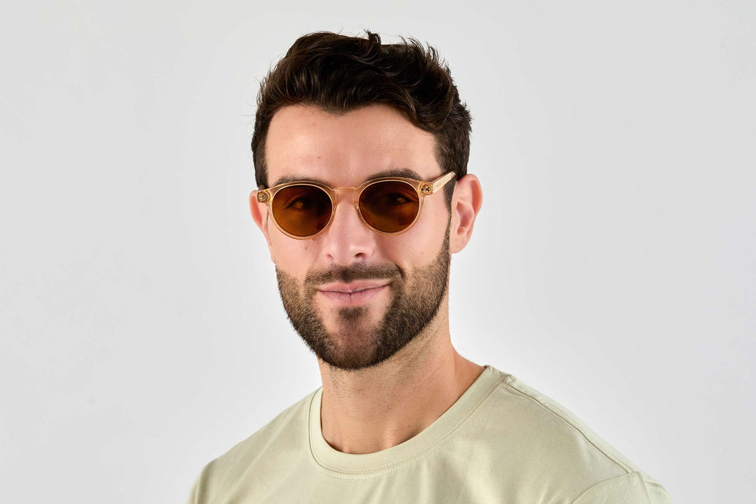 Homme portant des lunettes de soleil Jazz, Small Round Brown