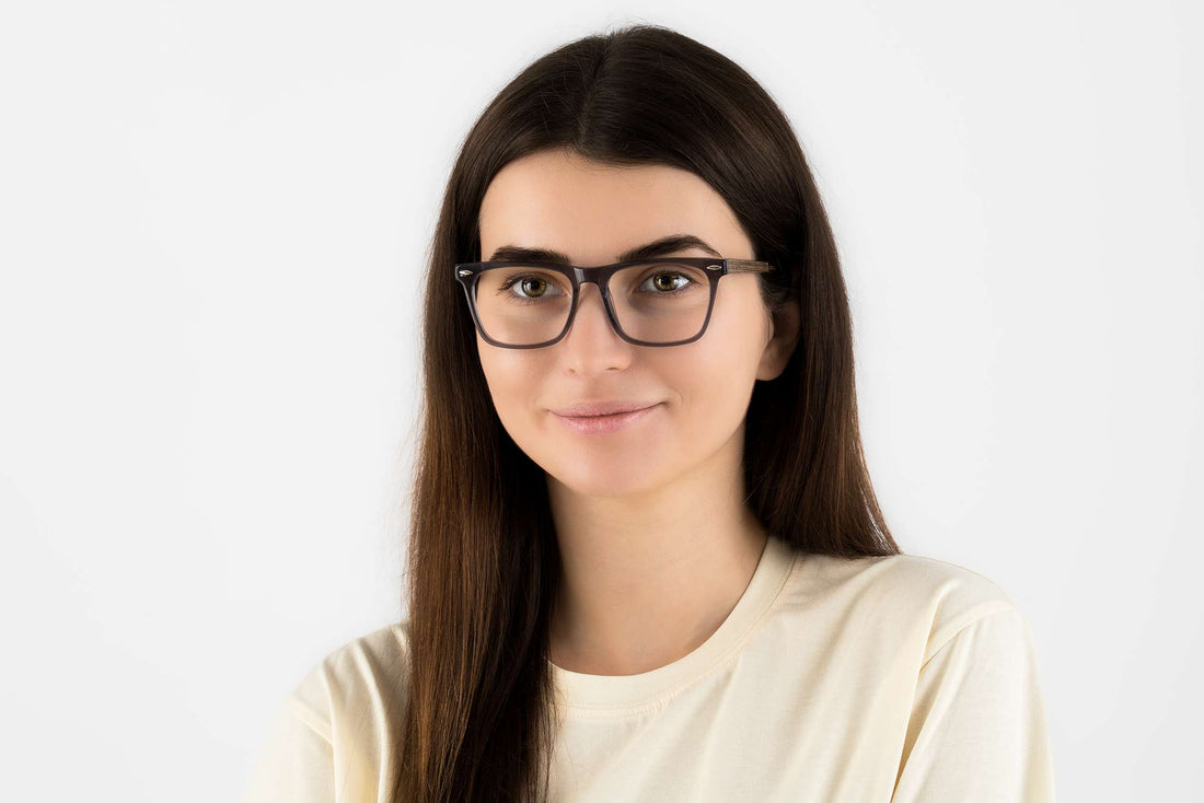 Femme portant des lunettes Grace Grey, carrées en acétate gris 
