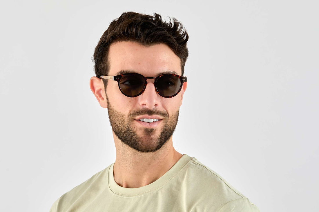 Homme portant des lunettes de soleil Trevor, Small Round Tortoise