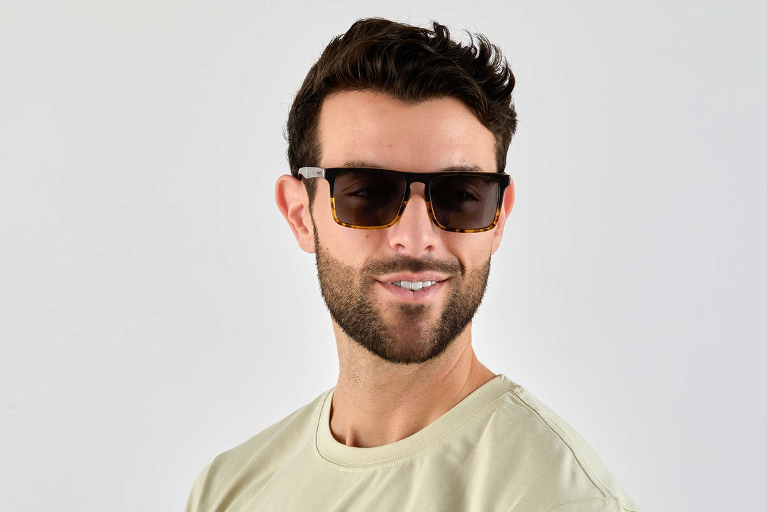Homme portant des lunettes de soleil Felix, Yellow Tortoise Rectangle Sunglasses