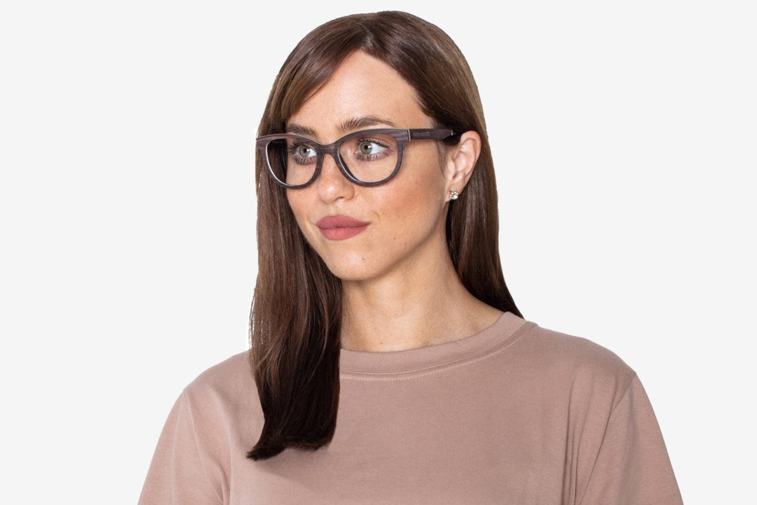 Femme portant des lunettes Charm Purple, Cat Eye Sandal Wood Glasses