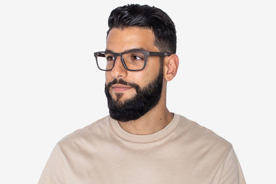 Homme portant des lunettes en bois de chêne noir, rectangulaires et audacieuses