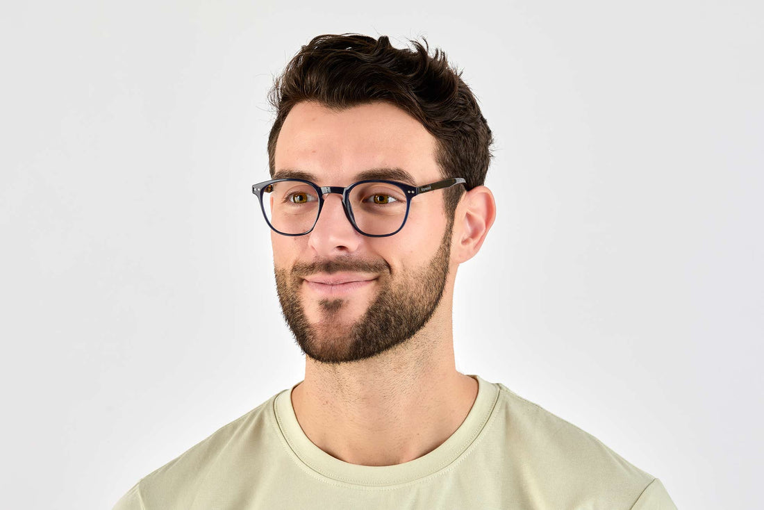 Homme portant des lunettes Dare Navy, Retro Square Navy Blue Acetate Glasses