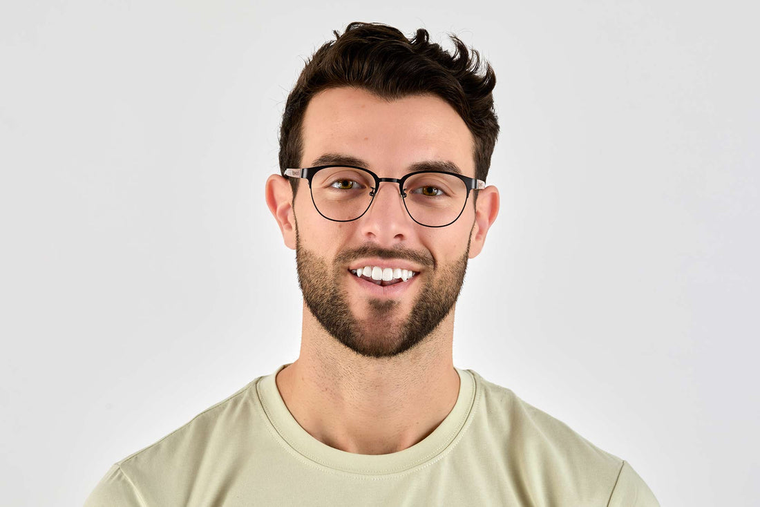 Homme portant des lunettes Honest Black, Black Browline