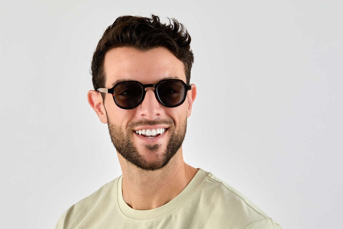 Homme portant des lunettes de soleil Hudson, Geometric Retro Square Sunglasses