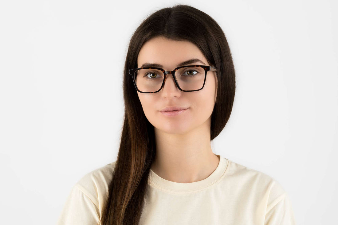 Femme portant des lunettes Trust Brown, Brown Acetate Square Glasses