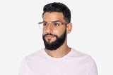 Homme portant des lunettes d'aviateur carrées rétro en or Drive