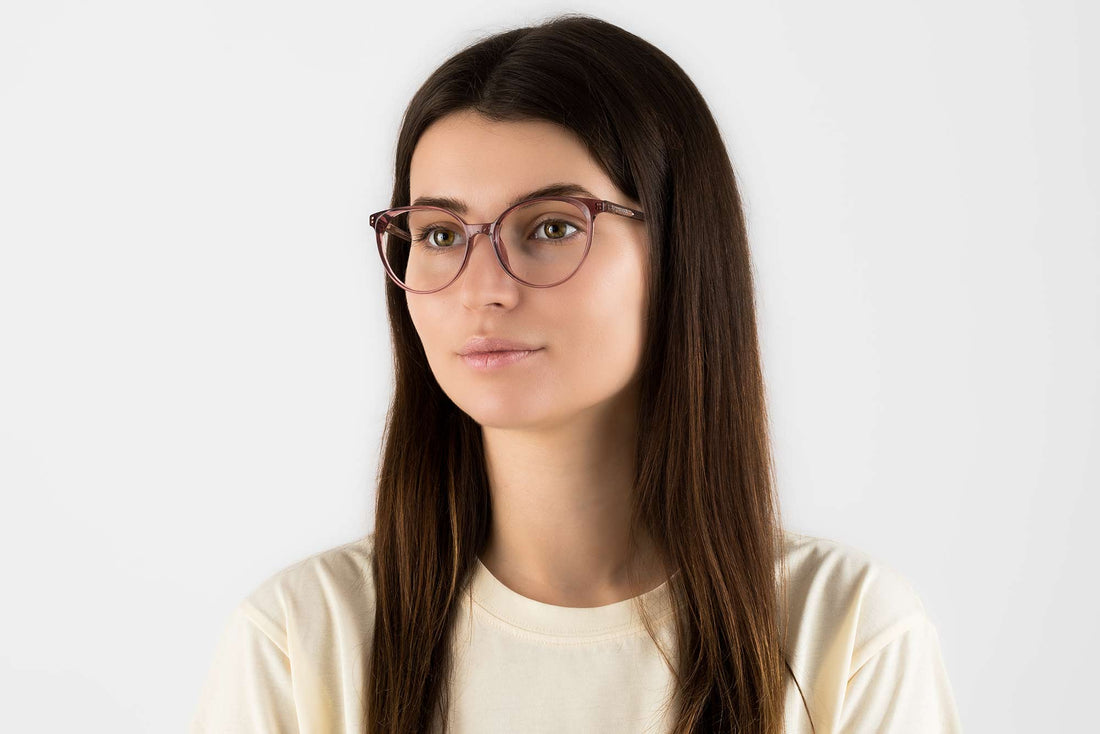 Femme portant des lunettes Felicity Pink, ovales en acétate rose