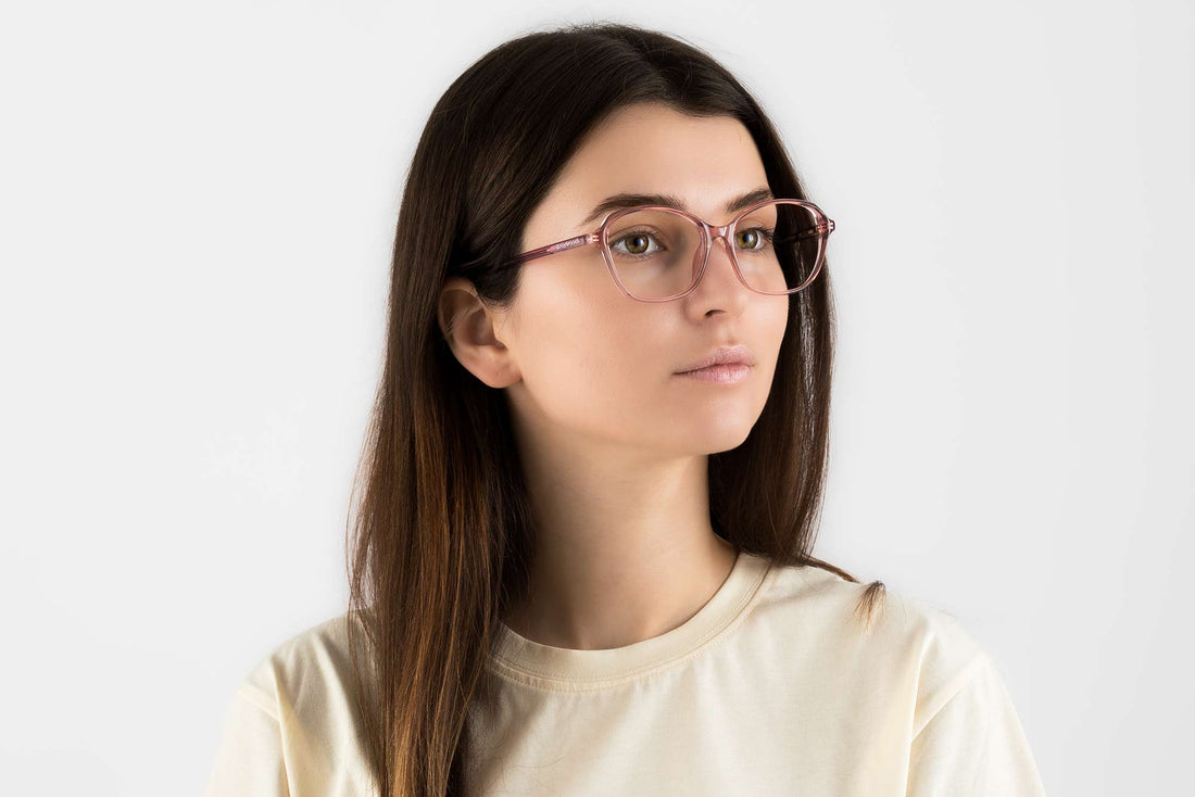 Femme portant des lunettes en acétate Glee Pink, Geometric Pink