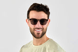 Homme portant des lunettes de soleil Carter, Green Tortoise Retro Square