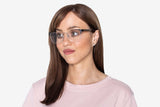 Femme portant des lunettes de cat eye en argent enchanté, semi-inclinées