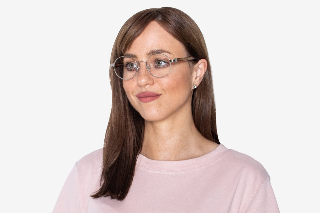 Femme portant Joy Silver, Lunettes rondes en métal argenté