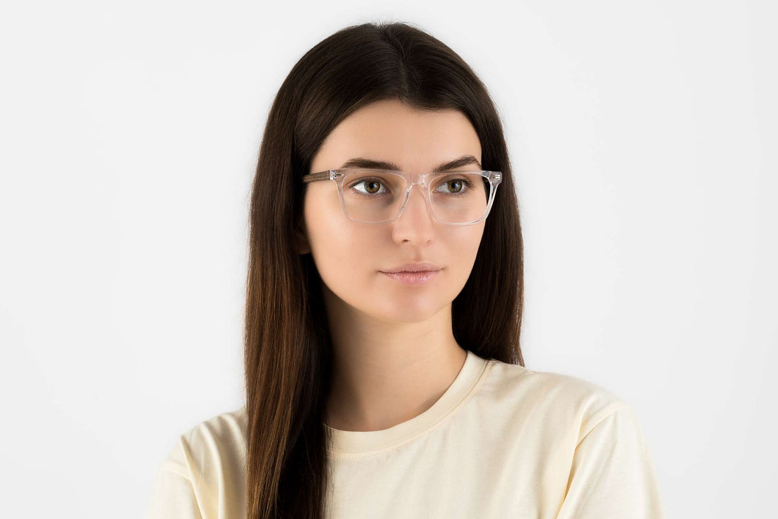 Femme portant des lunettes Grace Clear, carrées en acétate transparent