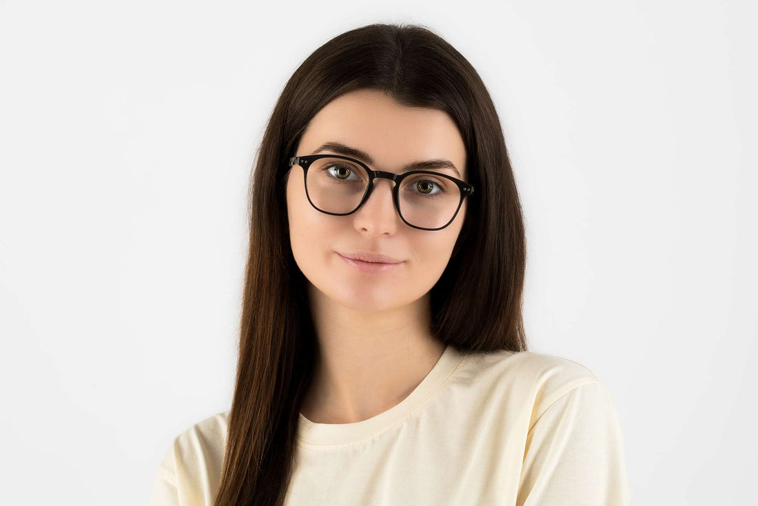 Femme portant des lunettes Dash Black, Retro Square Black Acetate Glasses