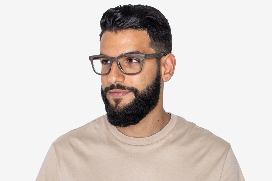 Homme portant des lunettes carrées en bois de noyer de couleur marron Brave