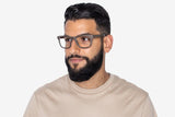 Homme portant des lunettes carrées en bois de noyer de couleur marron Brave
