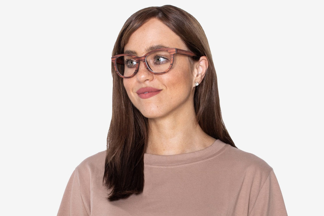 Femme portant des lunettes Charm Rose, Cat Eye Cherry Wood