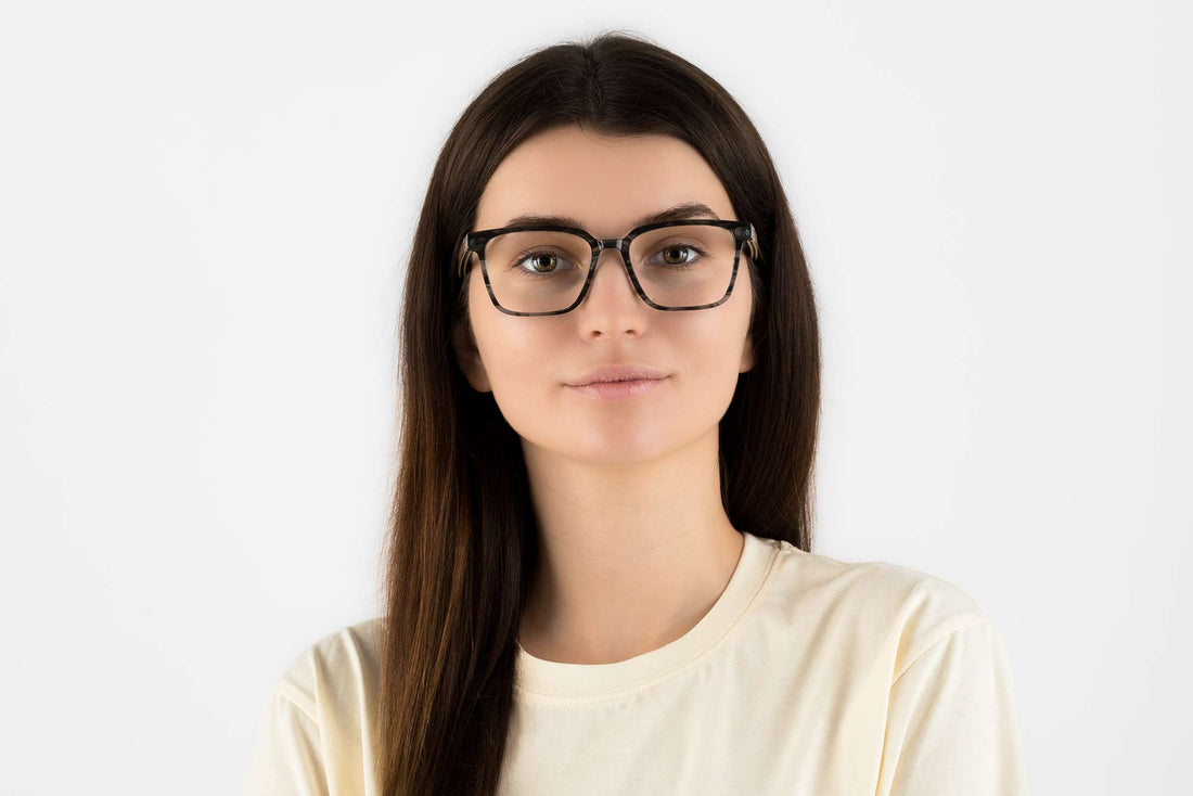 Femme portant Trust Grey, lunettes carrées en acétate gris