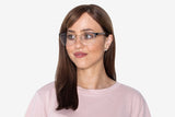 Femme portant des lunettes d'or enchantées, semi-inclinées de type œil de chat