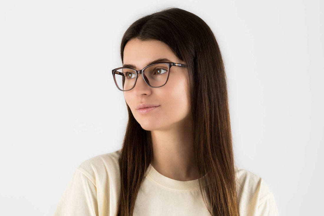 Femme portant des lunettes Allure Brown, Cat Eye Brown Acetate Glasses
