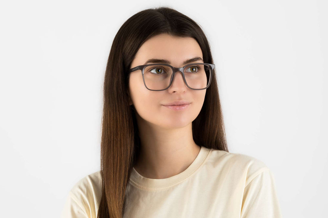Femme portant des lunettes Marvel grises, carrées et surdimensionnées en acétate gris