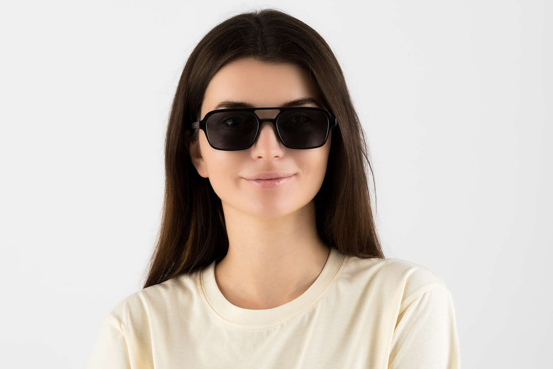 Femme portant des lunettes de soleil Ryder Black Retro Aviator