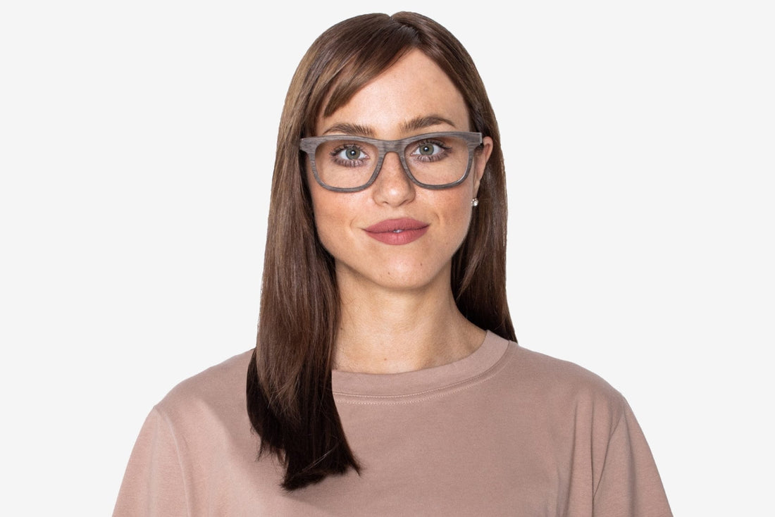 Femme portant des lunettes carrées en bois de noyer de couleur marron Brave