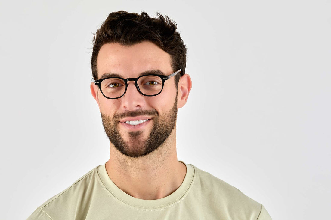 Homme portant des lunettes Dash Black, Retro Square Black Acetate Glasses