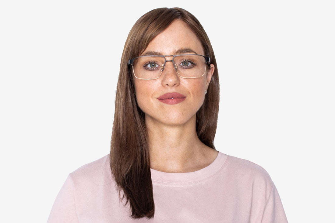 Femme portant des lunettes Euphoria, Retro Rectangle Gold Metal Glasses
