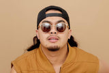 Homme portant des lunettes de soleil Austin Gold, rondes en métal doré