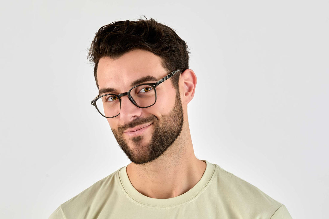 Homme portant des lunettes Dash Black, Retro Square Black Acetate Glasses