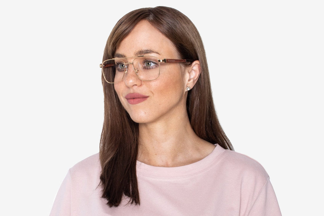 Femme portant des lunettes d'aviateur carrées rétro en or Drive