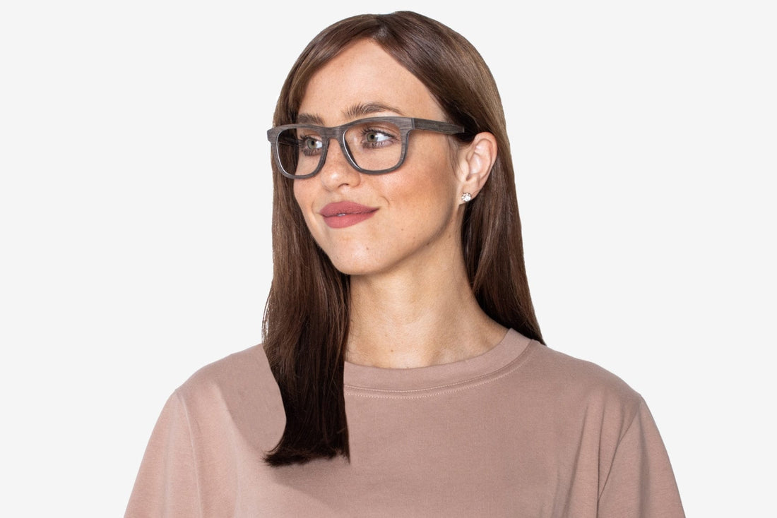 Femme portant des lunettes carrées en bois de noyer de couleur marron Brave