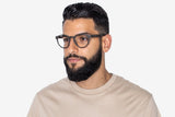Homme portant des lunettes noires, rétro et rondes en bois de chêne