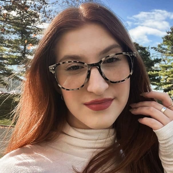Femme portant des lunettes rondes Kraywoods