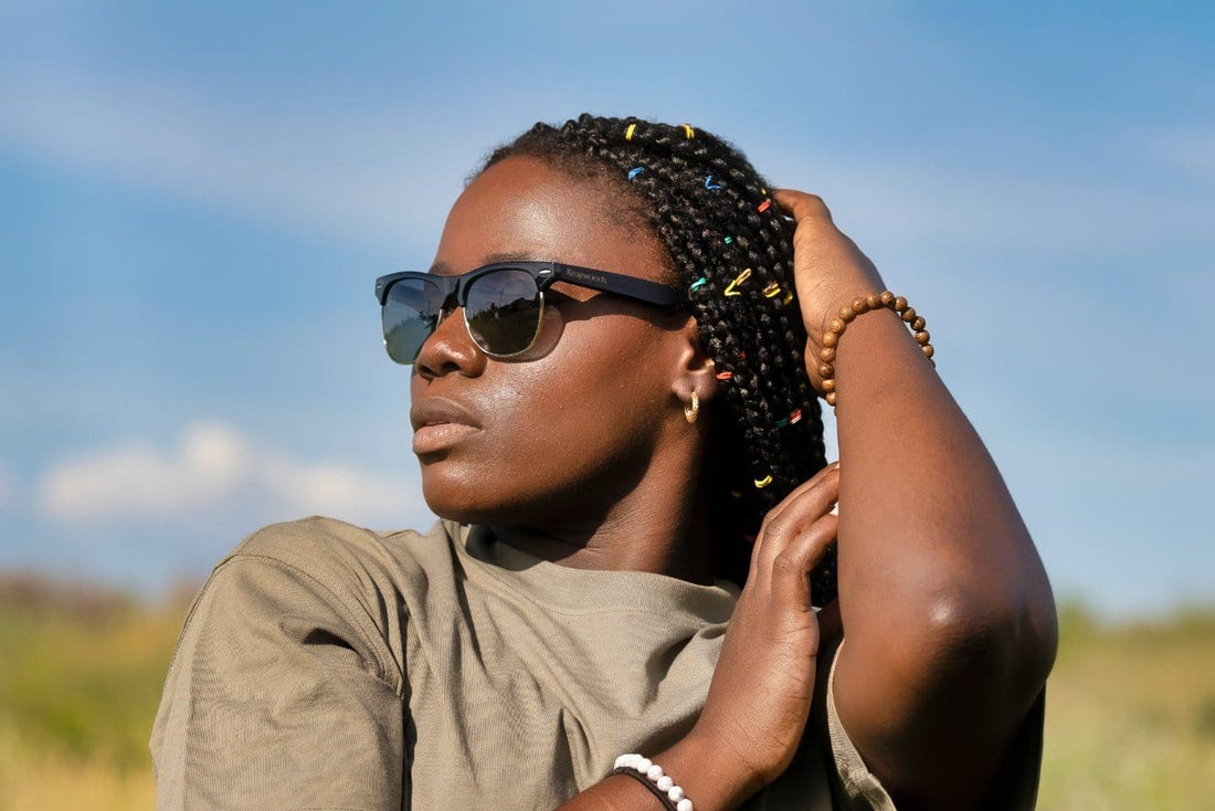Femme portant des lunettes de soleil Jaguar et Browline noires