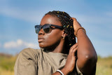 Femme portant des lunettes de soleil Jaguar et Browline noires