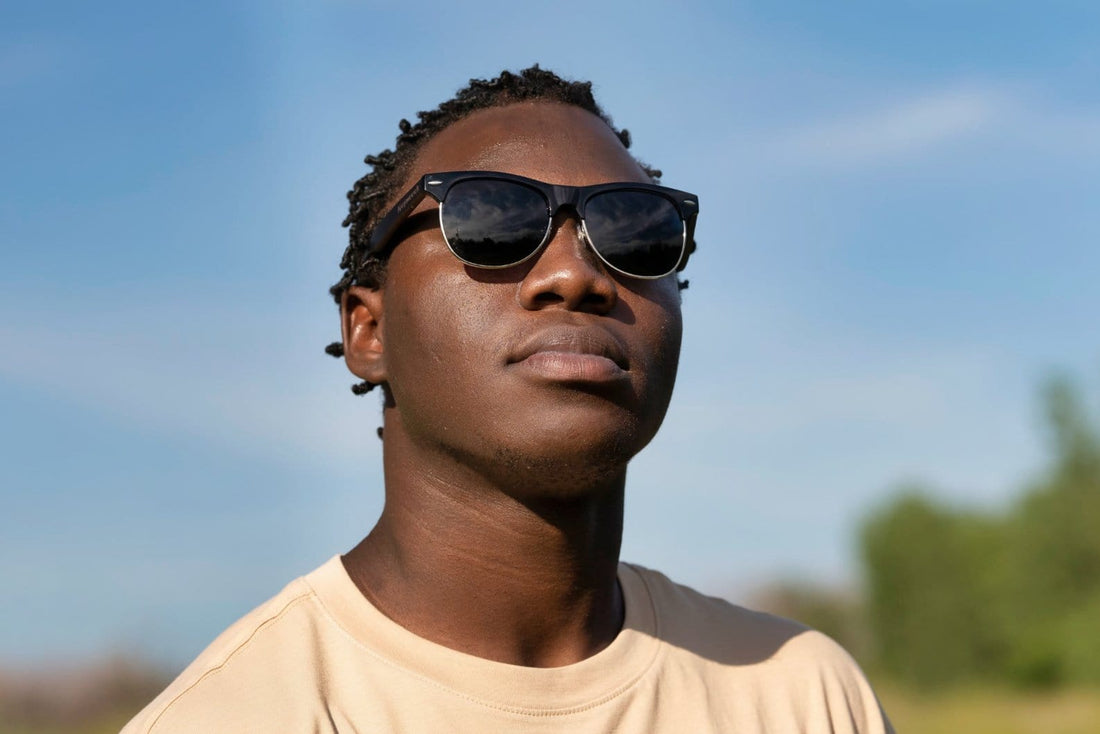 Homme portant des lunettes de soleil Jaguar et Browline noires