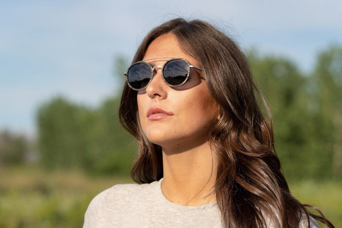 Femme portant des lunettes de soleil Aspen Silver, rondes à double pont