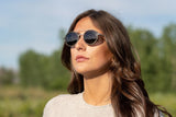 Femme portant des lunettes de soleil Aspen Silver, rondes à double pont