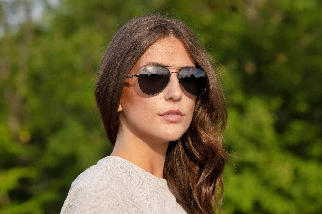 Femme portant des lunettes de soleil Leo, Black Aviator avec verres polarisants