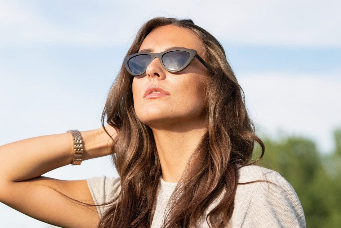 Femme portant des lunettes de soleil Selena, Small Cat Eye en noir