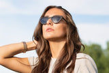 Femme portant des lunettes de soleil Selena, Small Cat Eye en noir