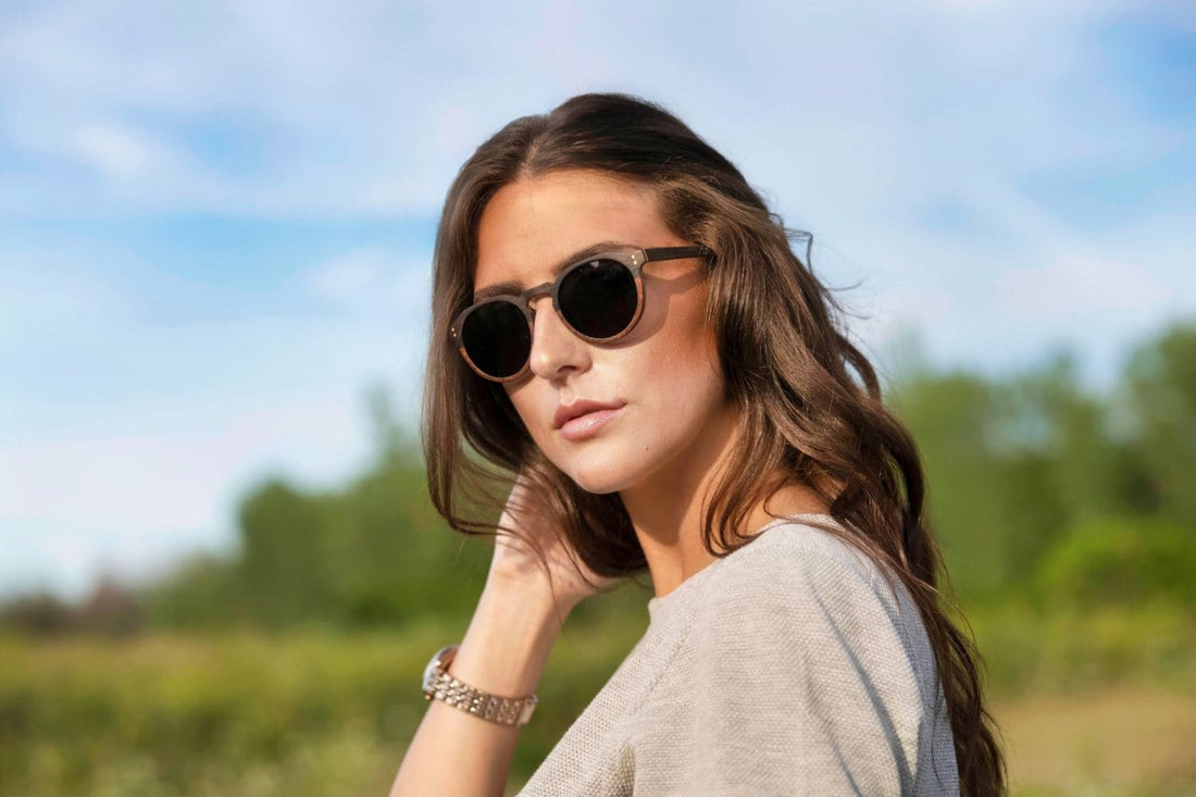 Femme portant des lunettes de soleil Roseland, Retro Round Keyhole