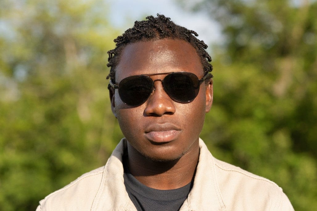 Homme portant des lunettes de soleil Leo, Aviator noir avec verres polarisants

