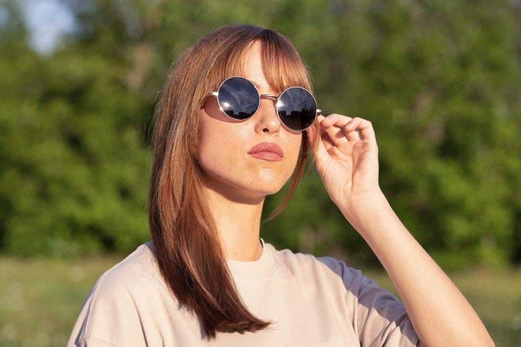 Femme portant des lunettes de soleil rondes Lennon, John Lennon