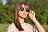 Femme portant des lunettes de soleil rondes Lennon, John Lennon