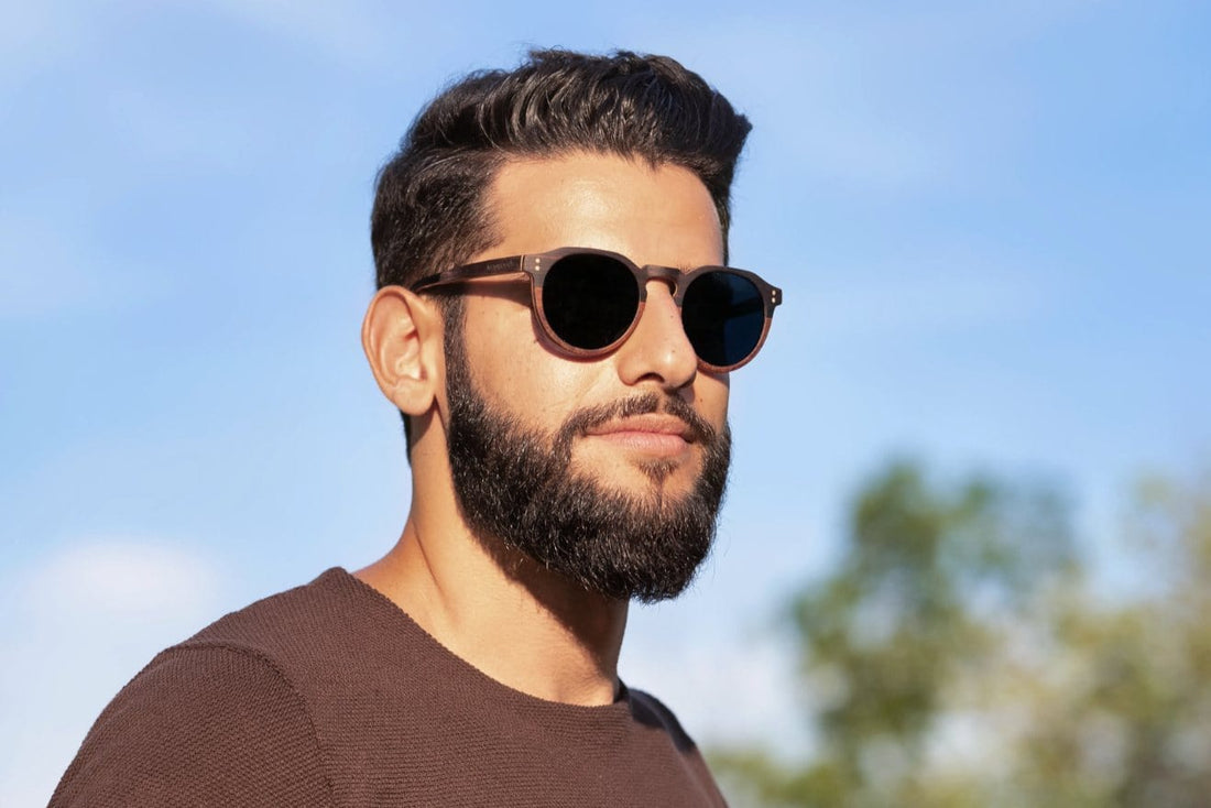 Homme portant des lunettes de soleil Roseland, Retro Round Keyhole