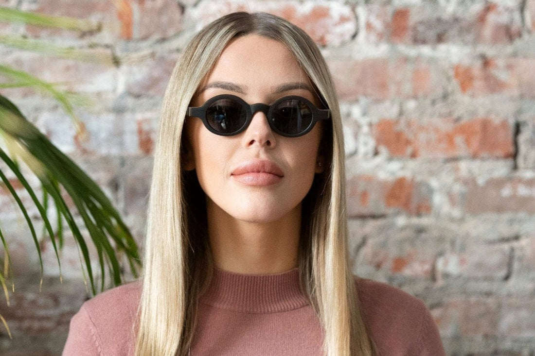 Femme portant des lunettes de soleil Magnolia, petites lunettes rondes en bois